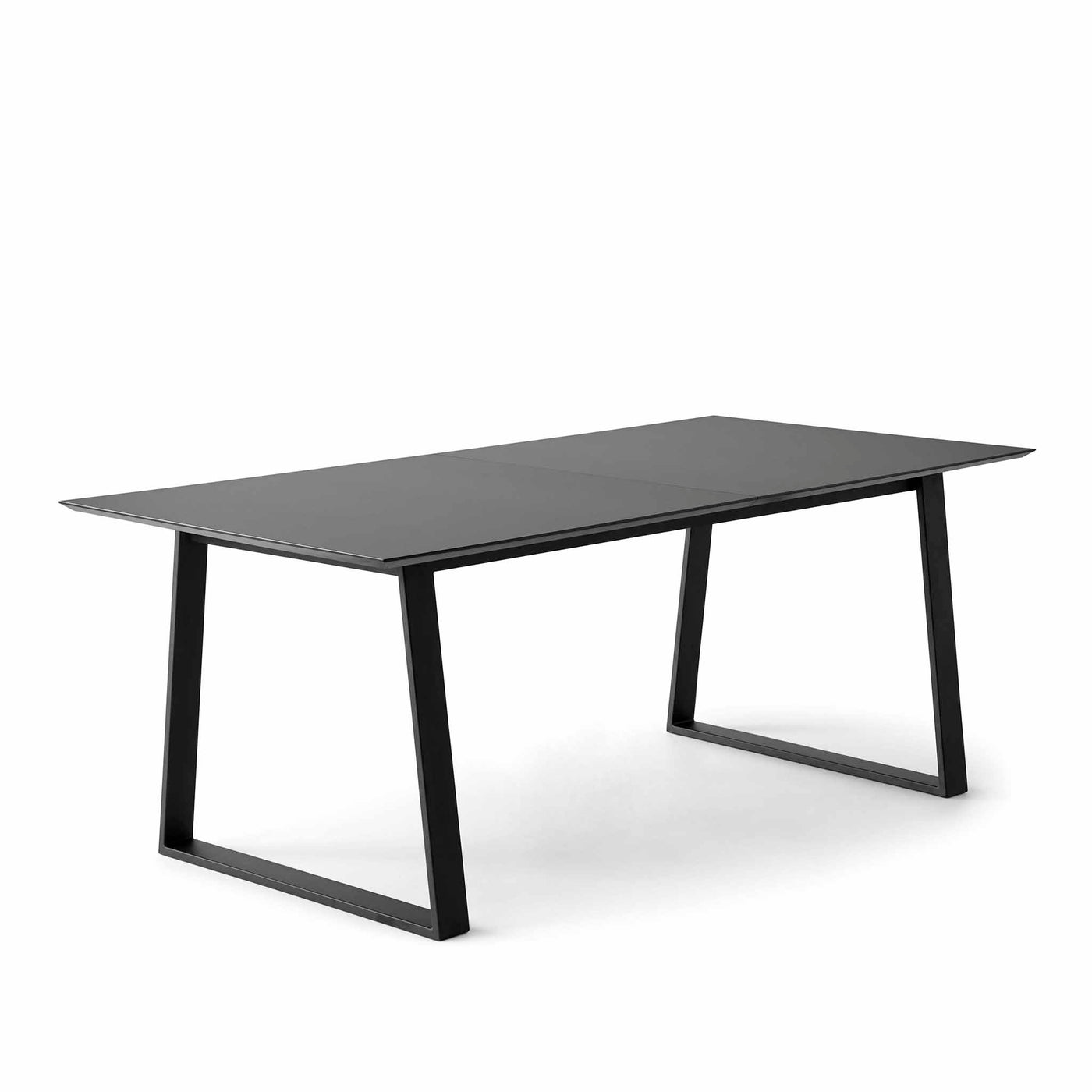Meza by Hammel Square spisebord med bordplade i sort nano laminat og sort pulverlakeret metal trapez stel.