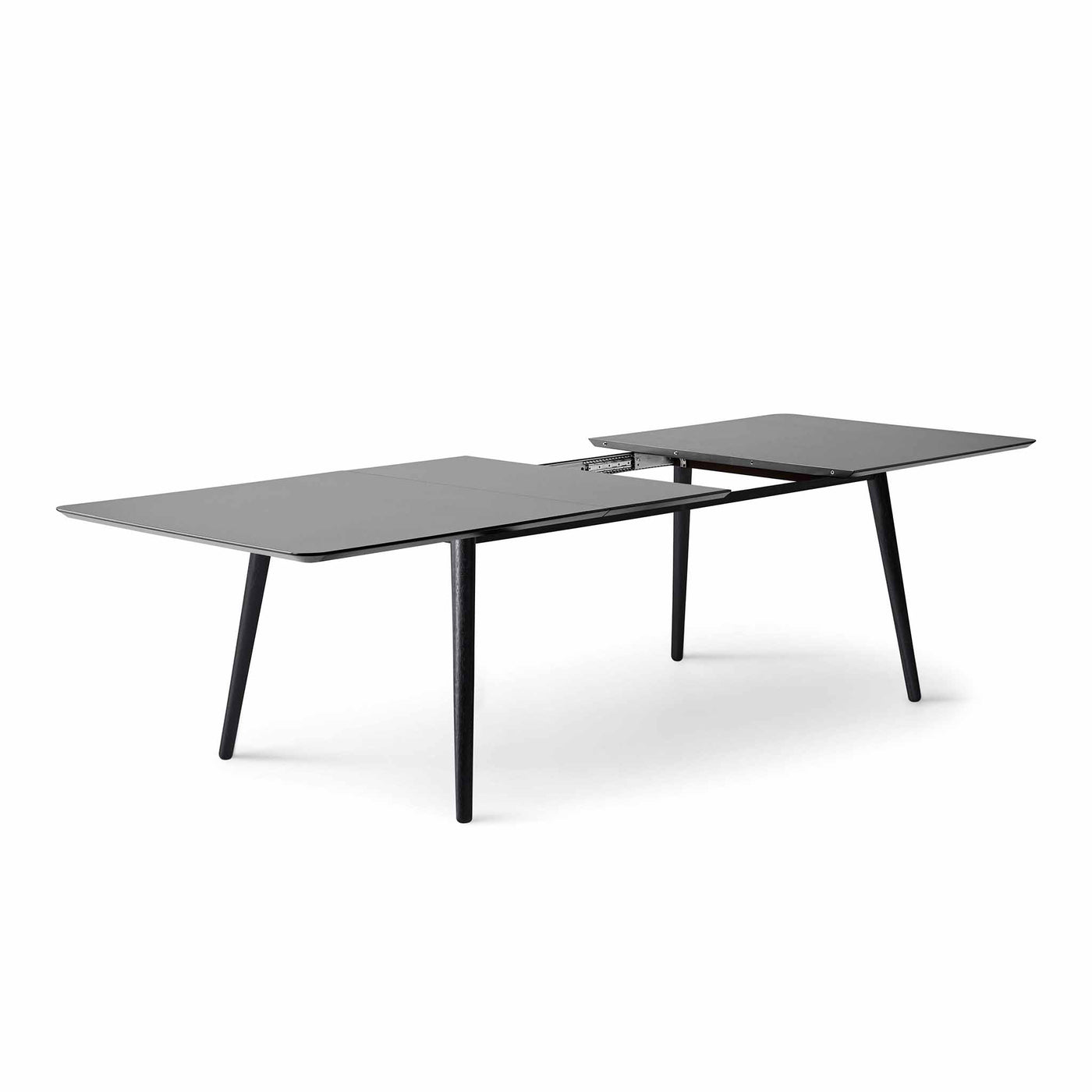 Meza by Hammel Rounded spisebord med bordplade i grafit nano laminat og stel i sortbejdset ask.
