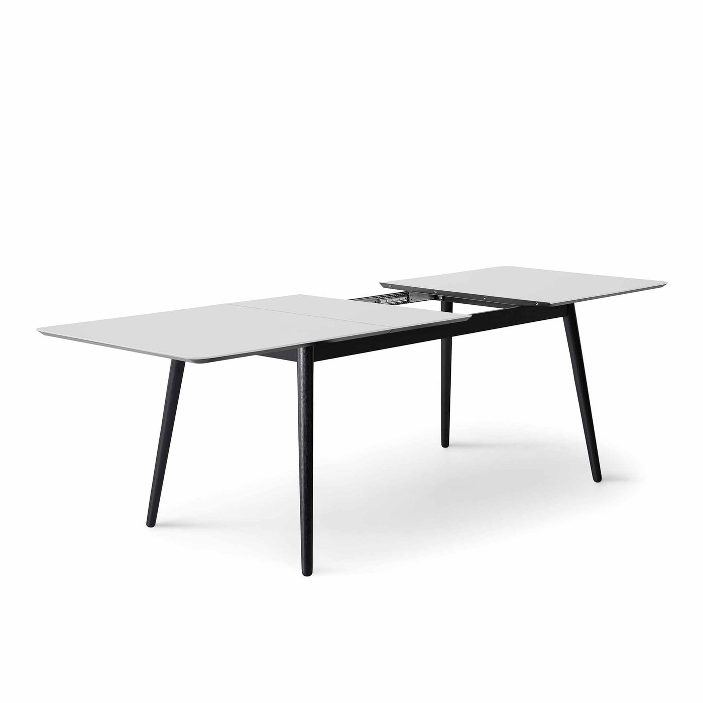 Meza by Hammel Rounded spisebord med bordplade i hvid laminat og stel i sortbejdset ask.