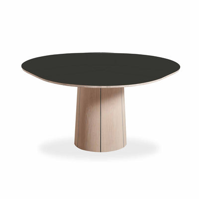 SM 33 rundt spisebord med sokkel i hvidolieret egefinér og bordplade i sort nano-laminat fra Skovby