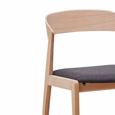 SM 825 spisebordsstol fra Skovby i hvidolieret eg med grå stof sæde 