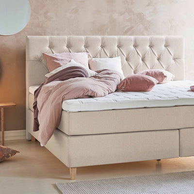 Chest sengegavl er 160 cm i bredden og betrukket med stof i den elegante sandfarve