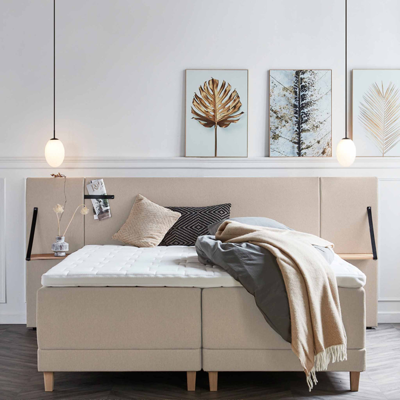 Wing sengegavl inkl. sengeborde fra Opus til 180 cm seng betrukket med stof i elegant sandfarve.
