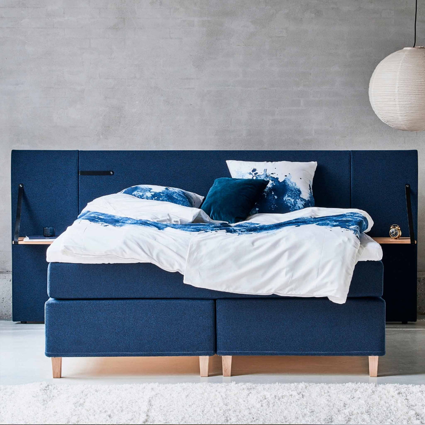 Wing sengegavl inkl. sengeborde fra Opus til 140 cm seng betrukket med stof i flot blå farve.