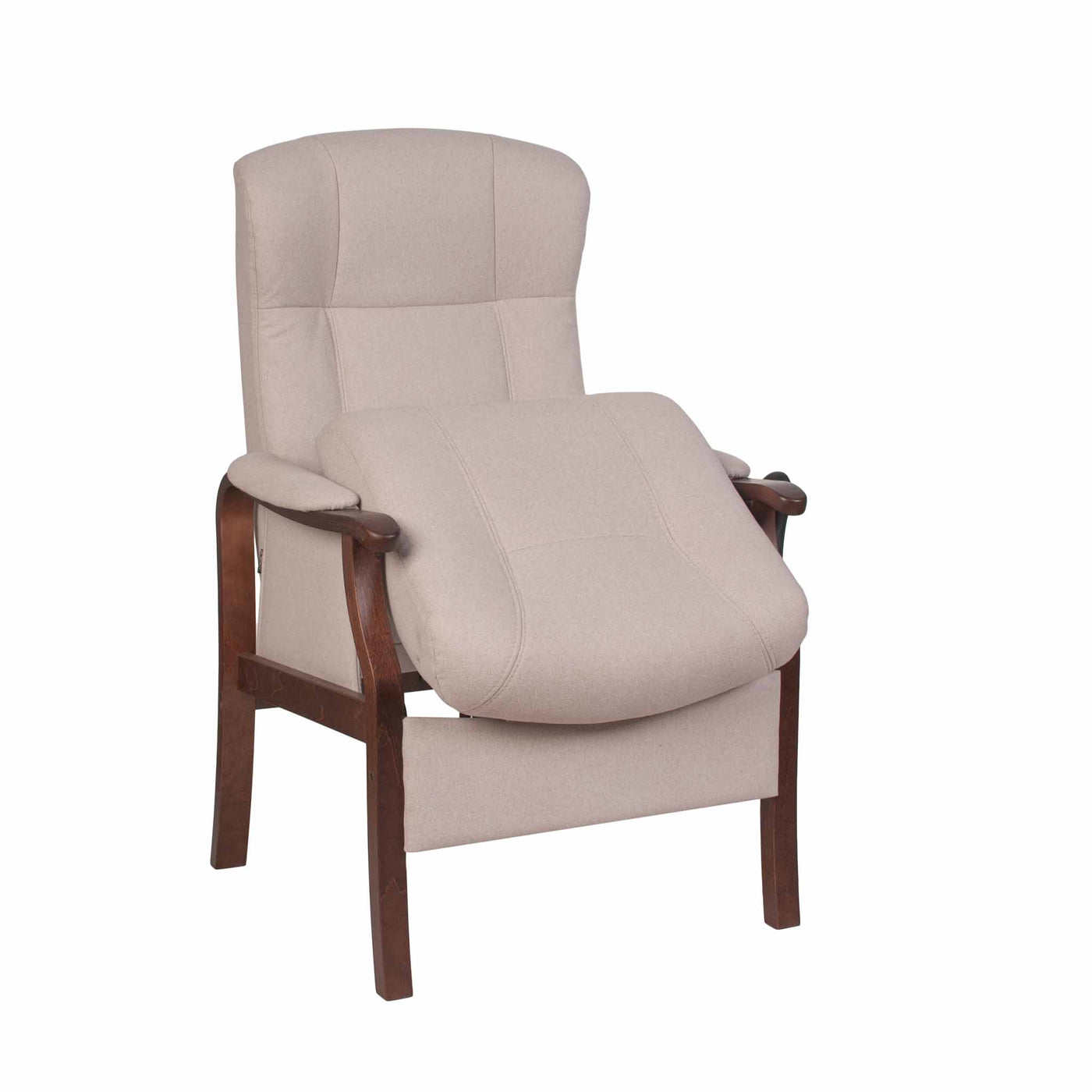 Sorø Otium lænestol med sædeløft i beige stof med ben i mørk eg fra Nordic-C