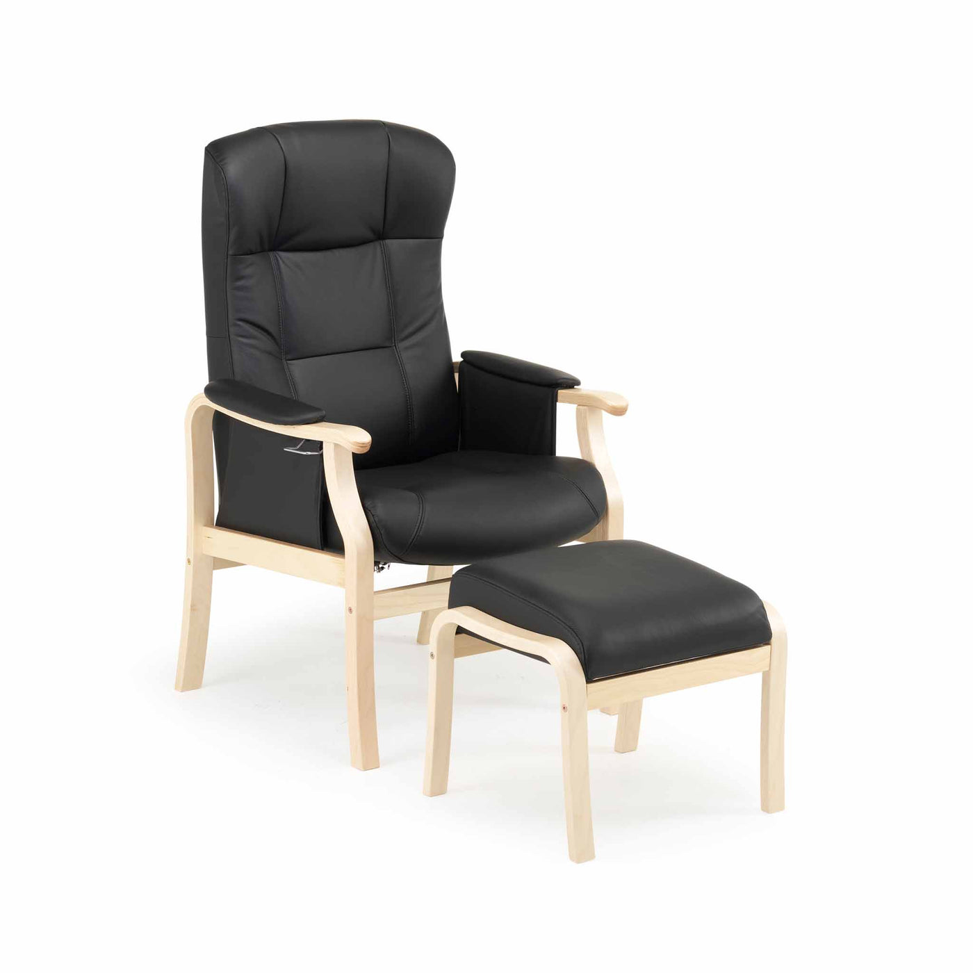 Sorø Plus Otium lænestol med skammel i sort læder med ben i naturlakeret eg fra Nordic-C