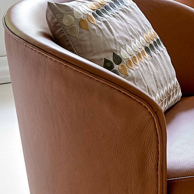 Spider lænestol med skjult drejesokkel i cognac læder fra Top-Line