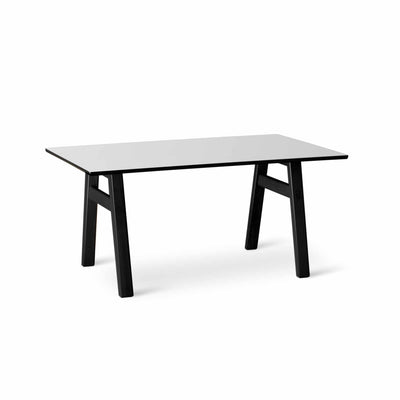 Svane Design Idyl spisebord i 95 x 160 cm med bordplade i hvid nano laminat med ben i sortbejdset bøg.