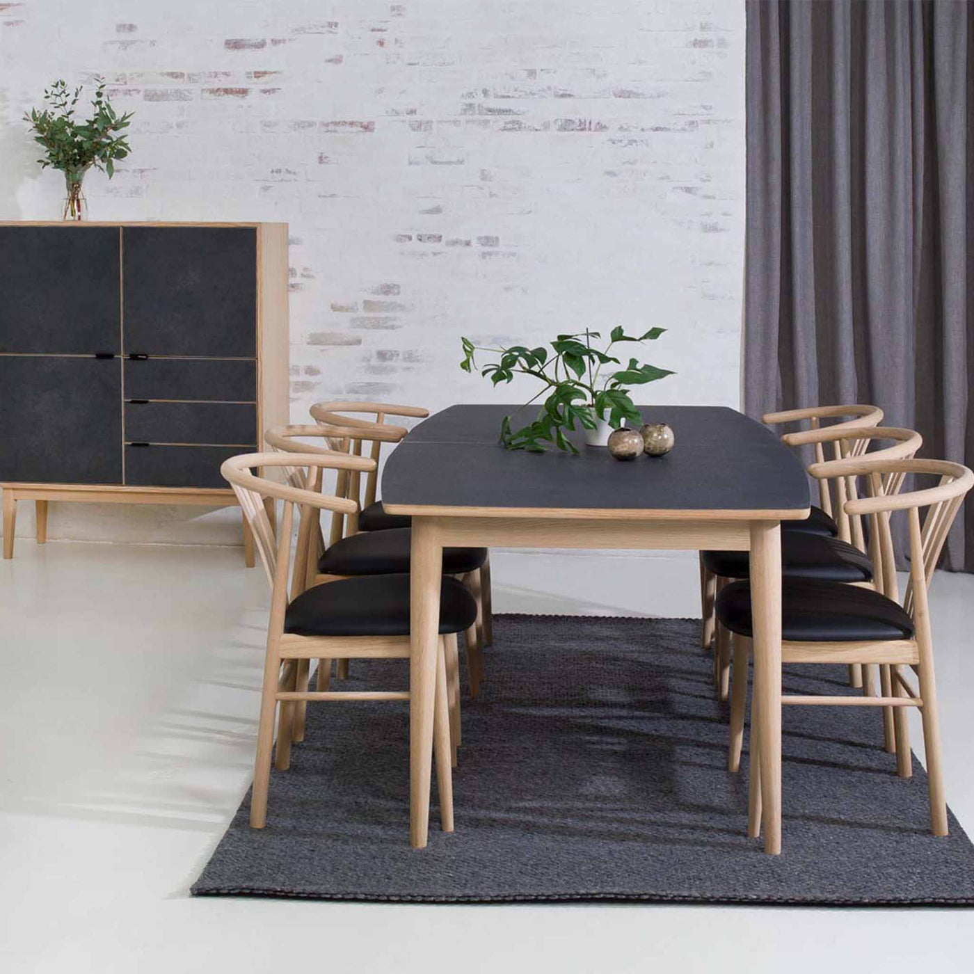 Svane Design bårdformet idyl spisebord med bordplade i stone look laminat og ben i ubehandlet eg.