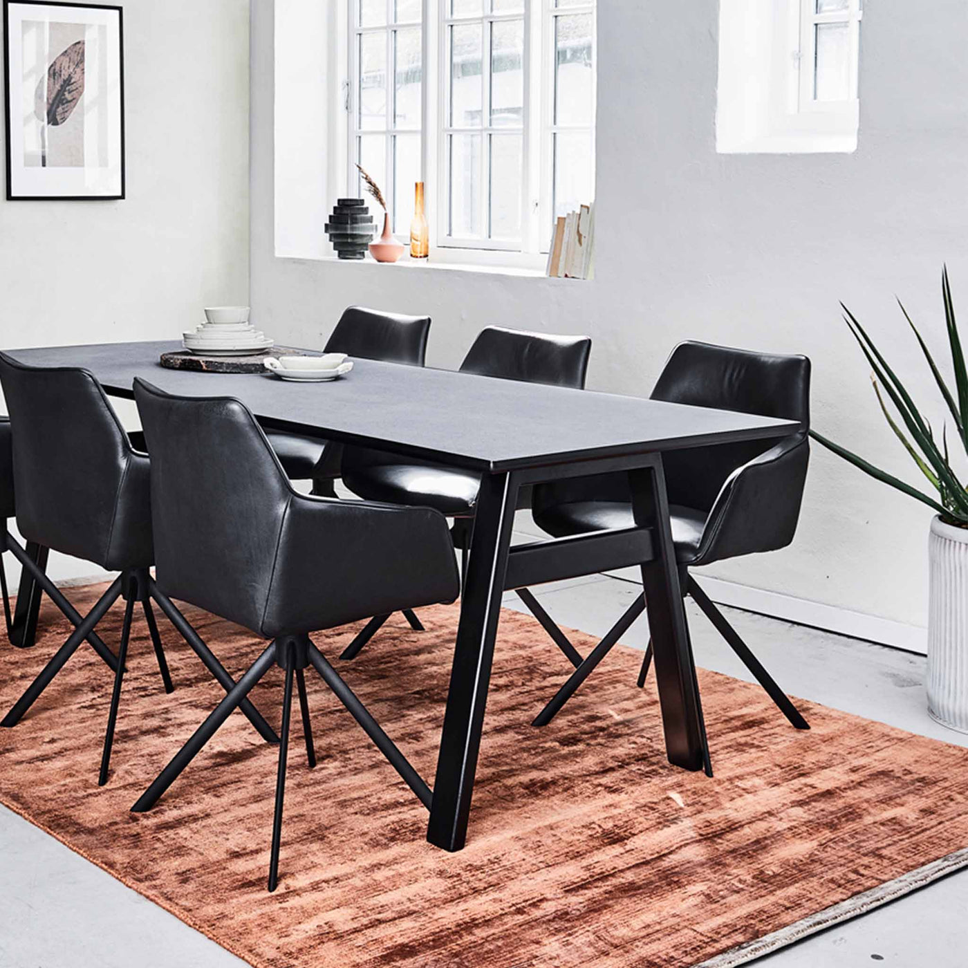 Svane Design Idyl spisebord 95 x 220 cm med bordplade i stone look laminat med ben i sortbejdset bøg.