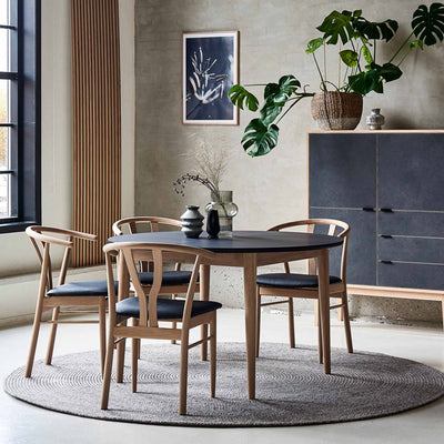 Svane Design Idyl spisebord Ø125 cm med bordplade i sort nano laminat og ben i ubehandlet eg.