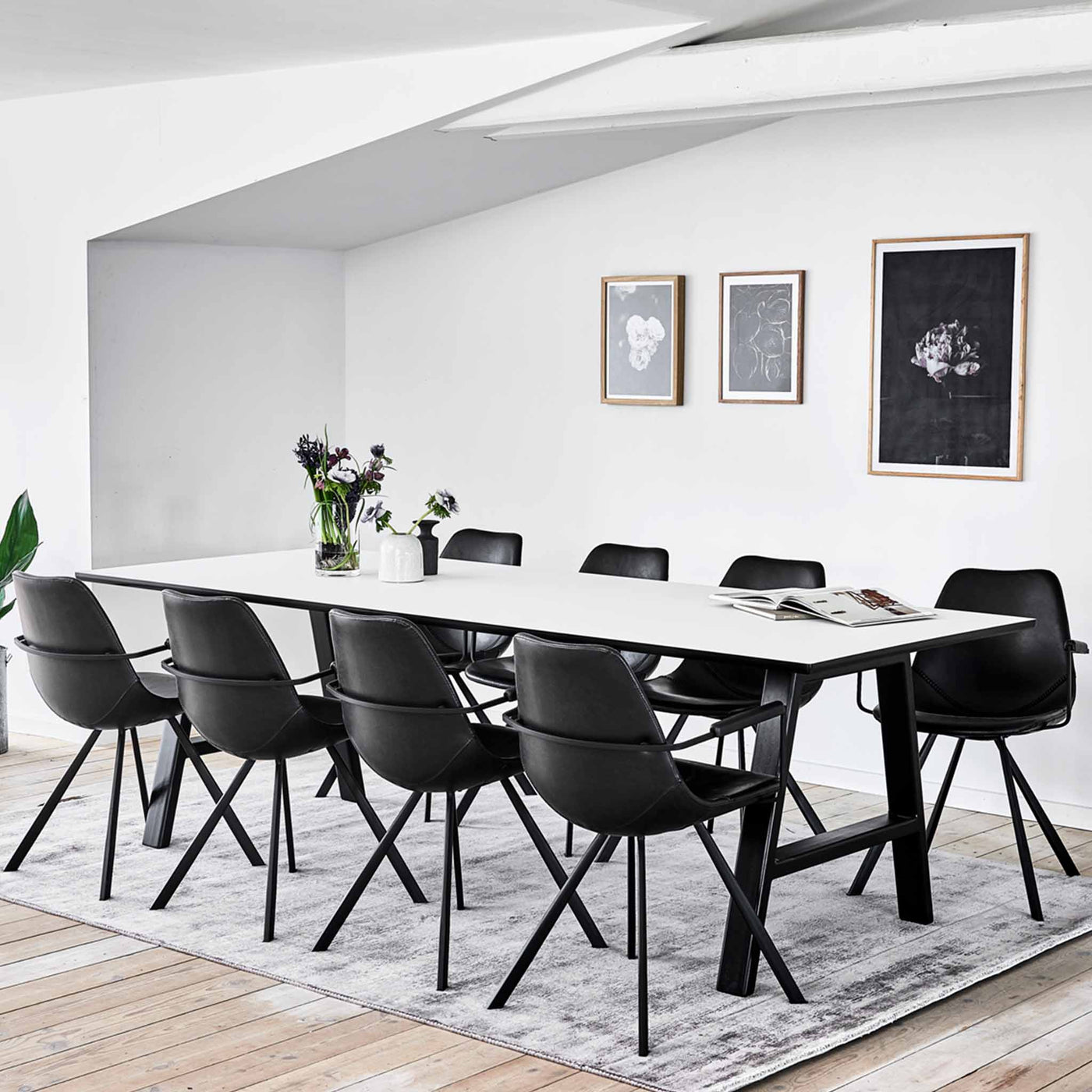Svane Design Idyl spisebord 95 x 240 cm med bordplade i hvid nano laminat og ben i sortbejdset bøg.