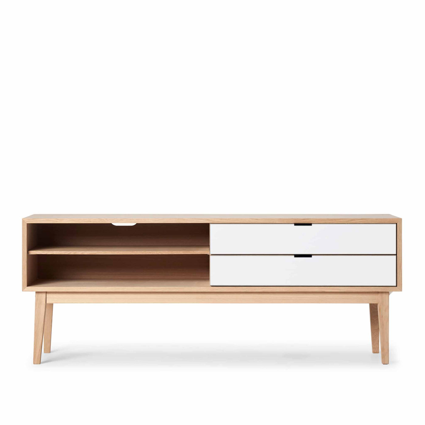 Svane Design Idyl TV-bord i ubehandlet eg med fronter i hvid nano laminat.