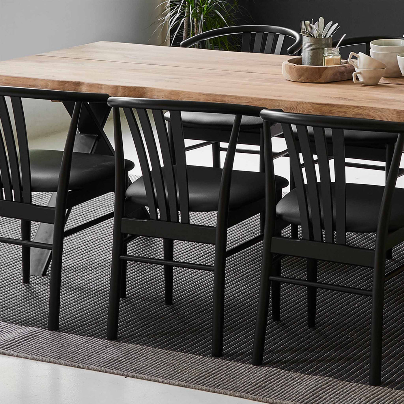 Svane Design Salon spisebordsstol i sortbejdset bøg med sæde i sort læder.