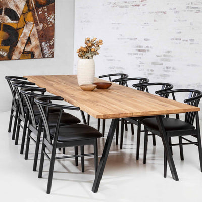 Svane Design spisebordssæt med Samsø plankebord og Salon spisebordsstole.