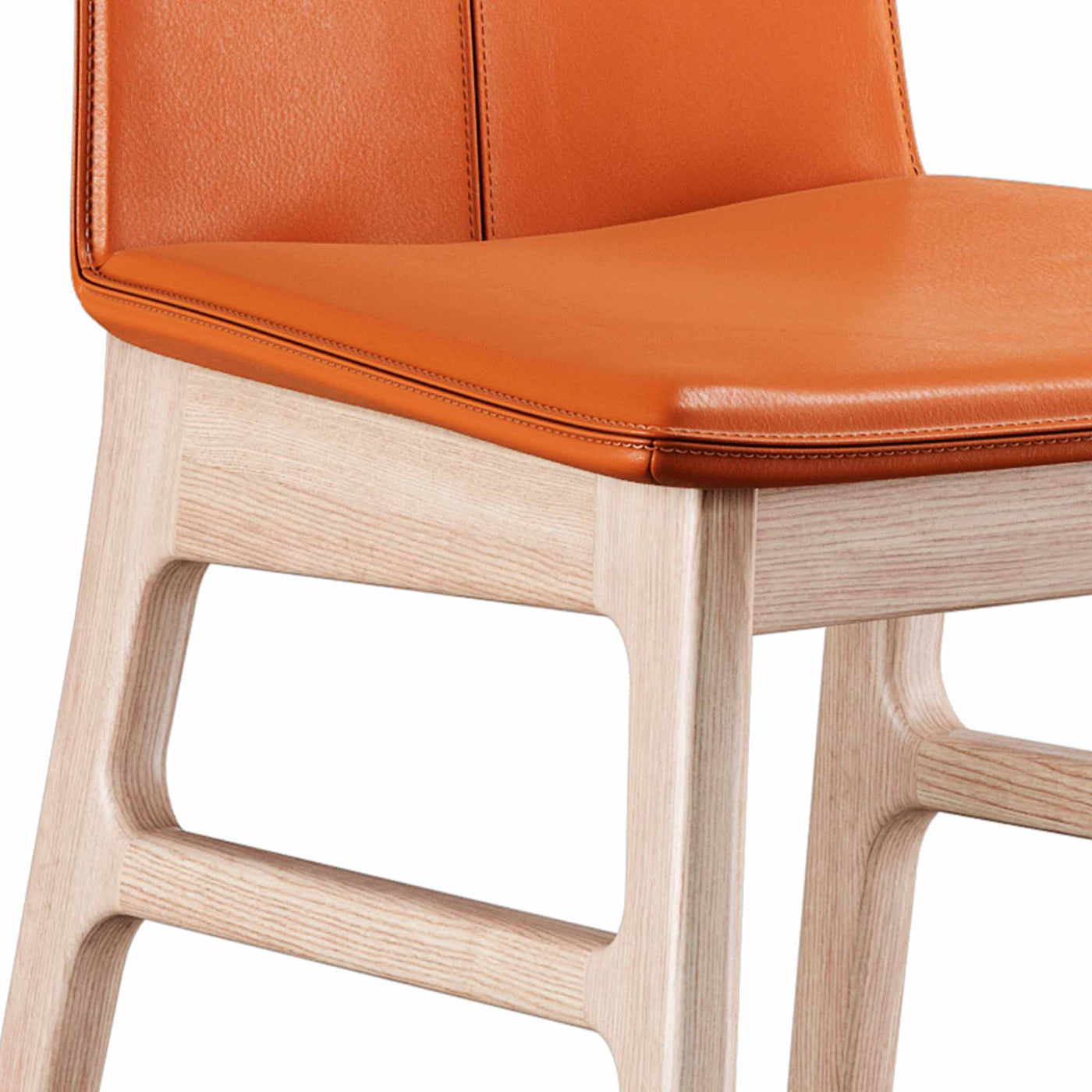 Sweetseat spisebordsstol med cognac læder sæde og ben i hvidolieret eg fra Casø Furniture