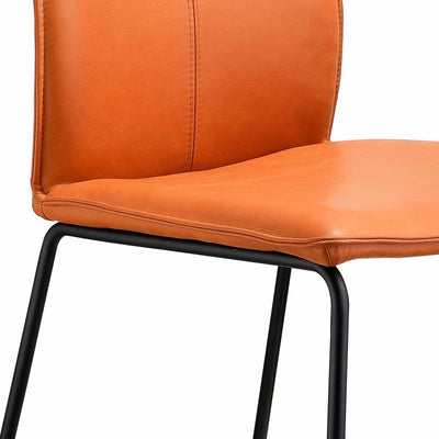 Sweetseat spisebordsstol i cognac læder med sort pulverlakeret ben fra Casø Furniture