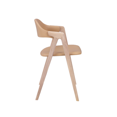 PBJ Designhouse Titan spisebordsstol i hvidpigmenteret lakeret eg med sandfarvet læder.