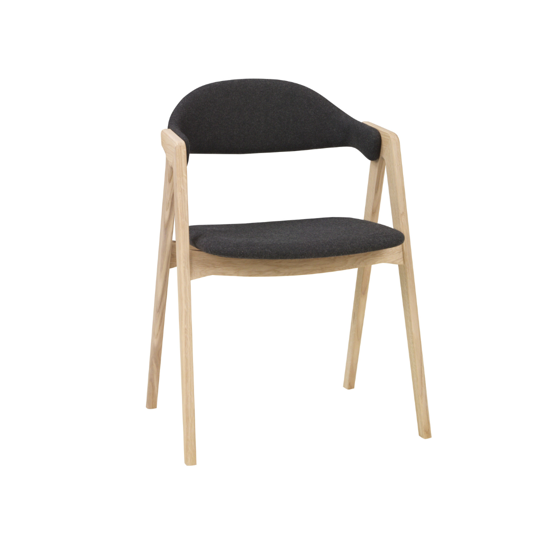 PBJ Designhouse Titan spisebordsstol i hvidpigmenteret lakeret eg med sort Cura stof.