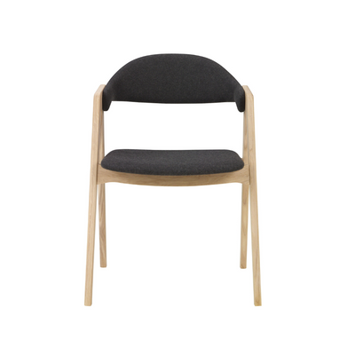 PBJ Designhouse Titan spisebordsstol i hvidpigmenteret lakeret eg med sort Cura stof.