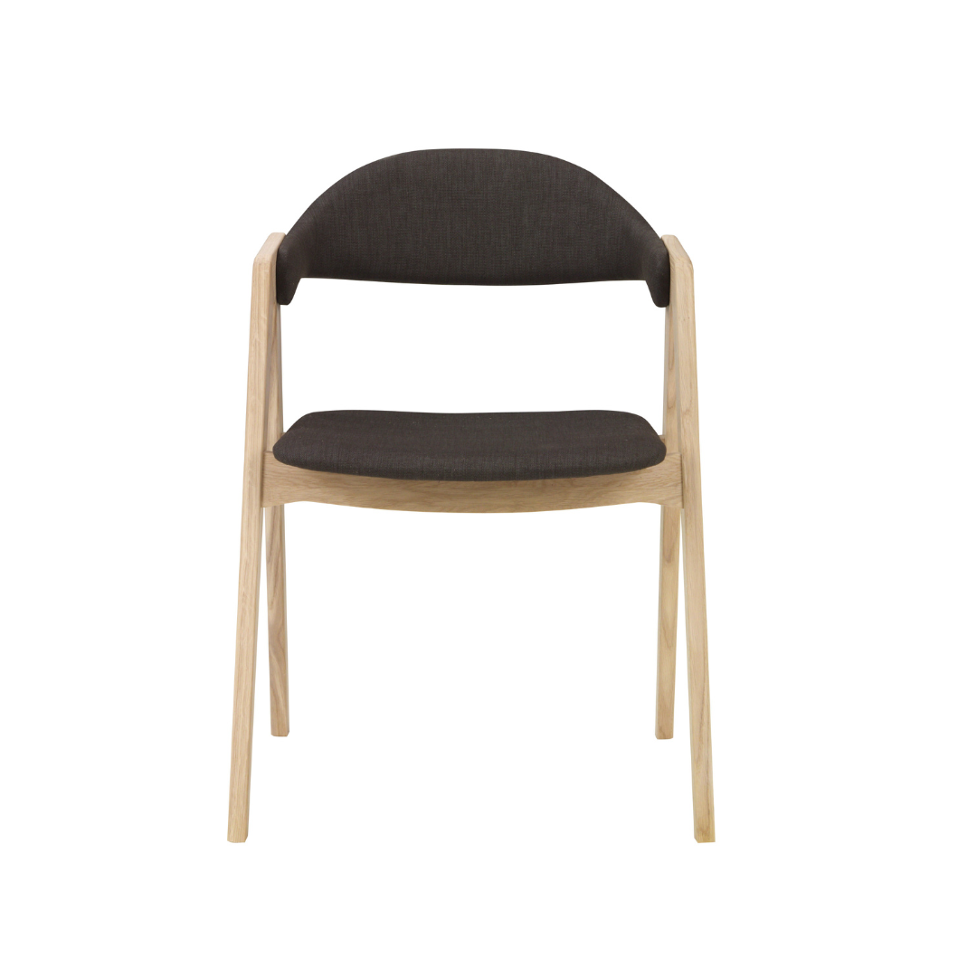 PBJ Designhouse Titan spisebordsstol i hvidpigmenteret lakeret eg med sort Devide stof.