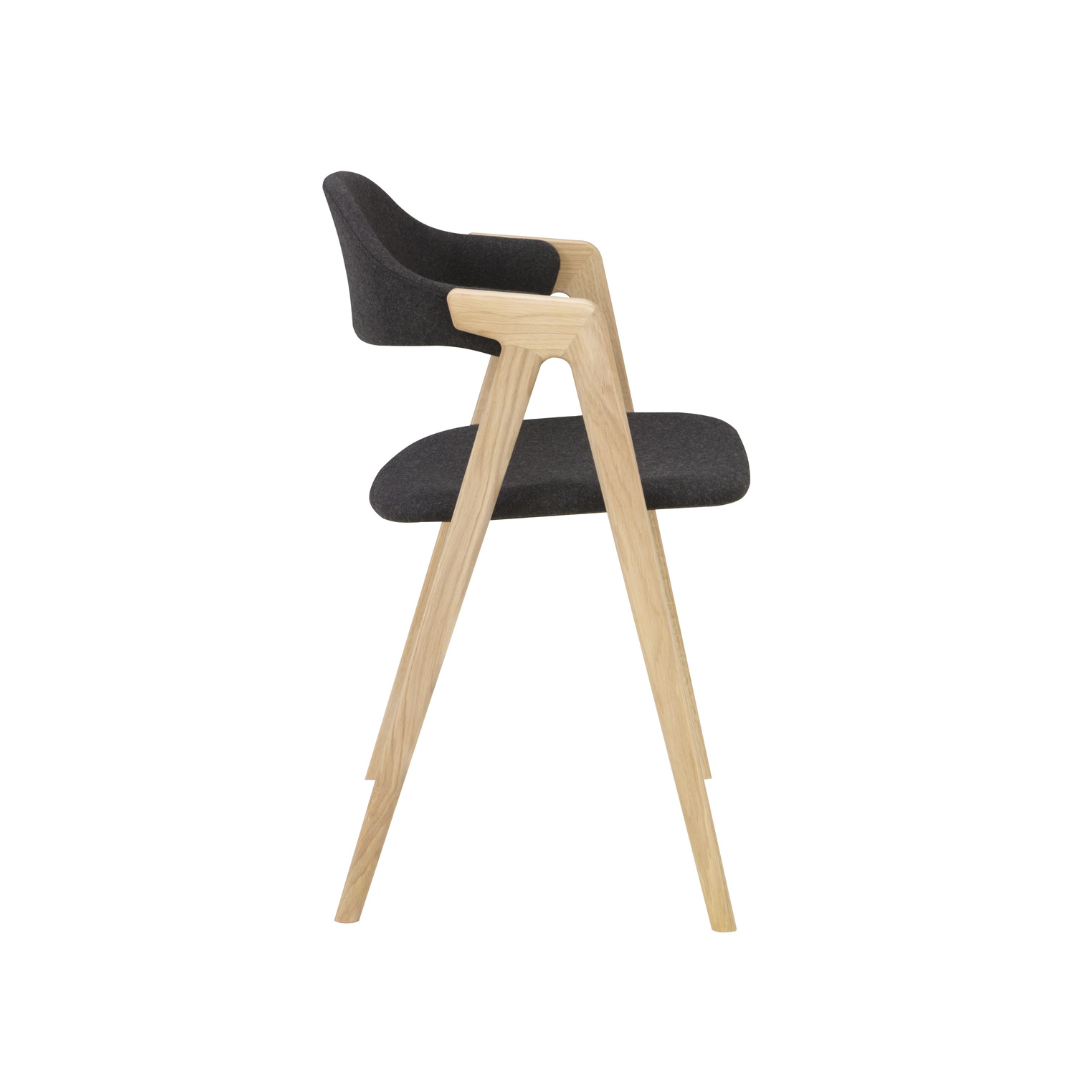PBJ Designhouse Titan spisebordsstol i hvidpigmenteret lakeret eg med sort Devide stof.