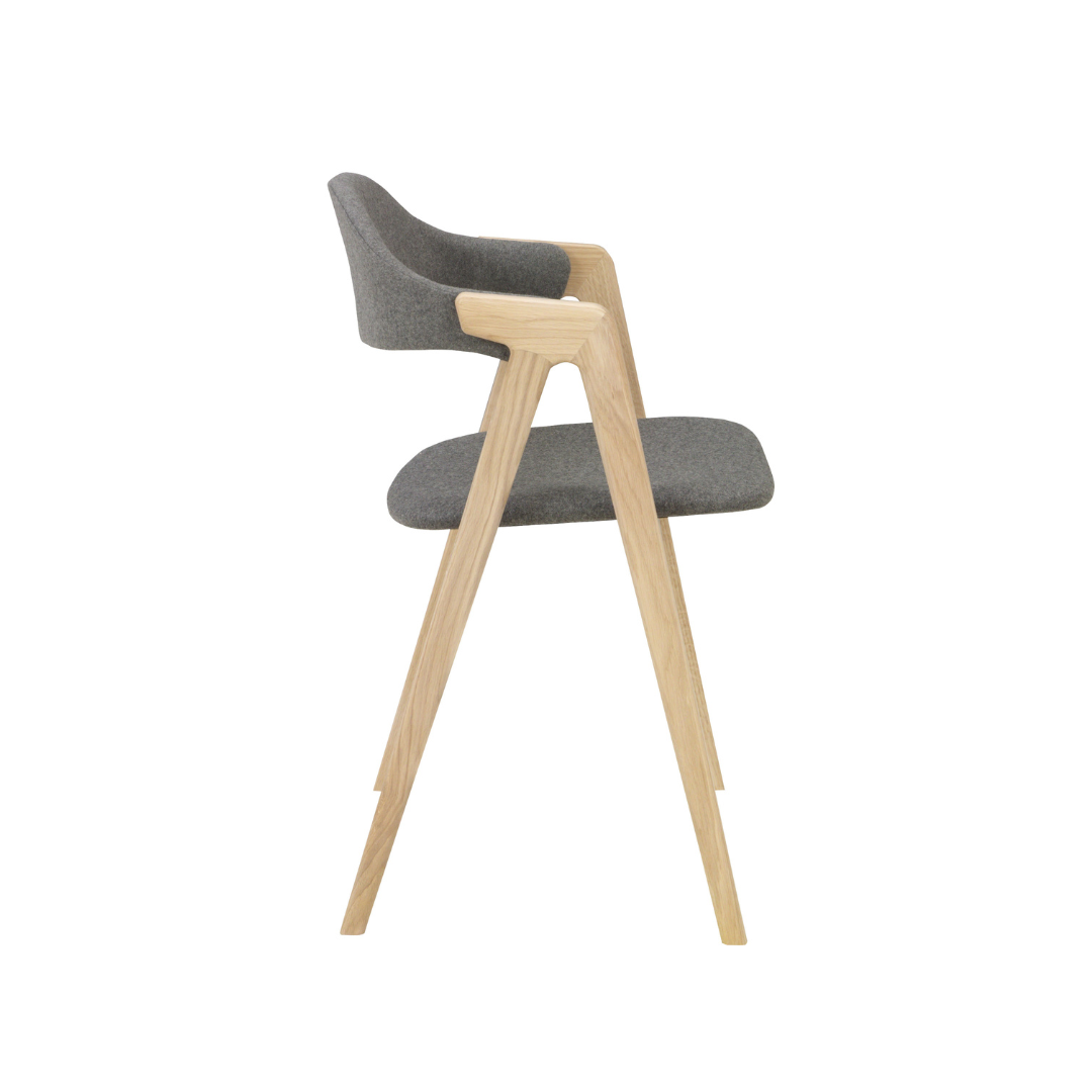 PBJ Designhouse Titan Spisebordsstol i hvidpigmenteret lakeret eg med lysegråt Devide stof.
