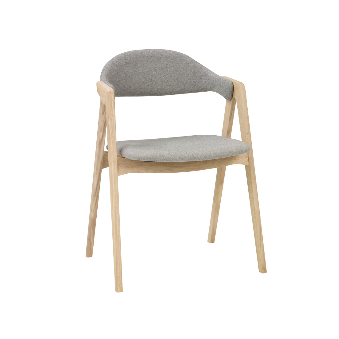 PBJ Designhouse Titan Spisebordsstol i hvidpigmenteret lakeret eg med lysegråt Devide stof.