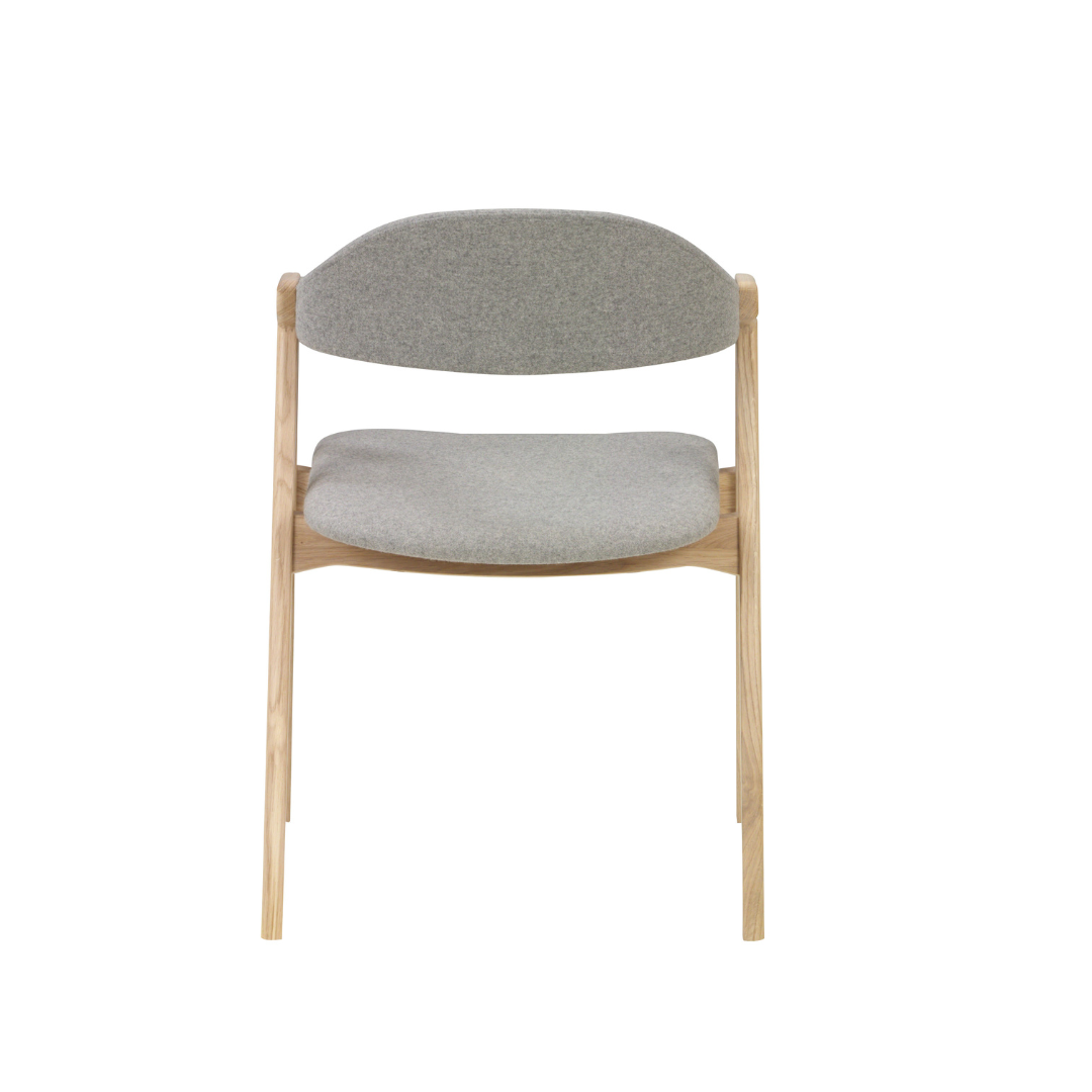 PBJ Designhouse Titan Spisebordsstol i hvidpigmenteret lakeret eg med lysegråt Devide stof.