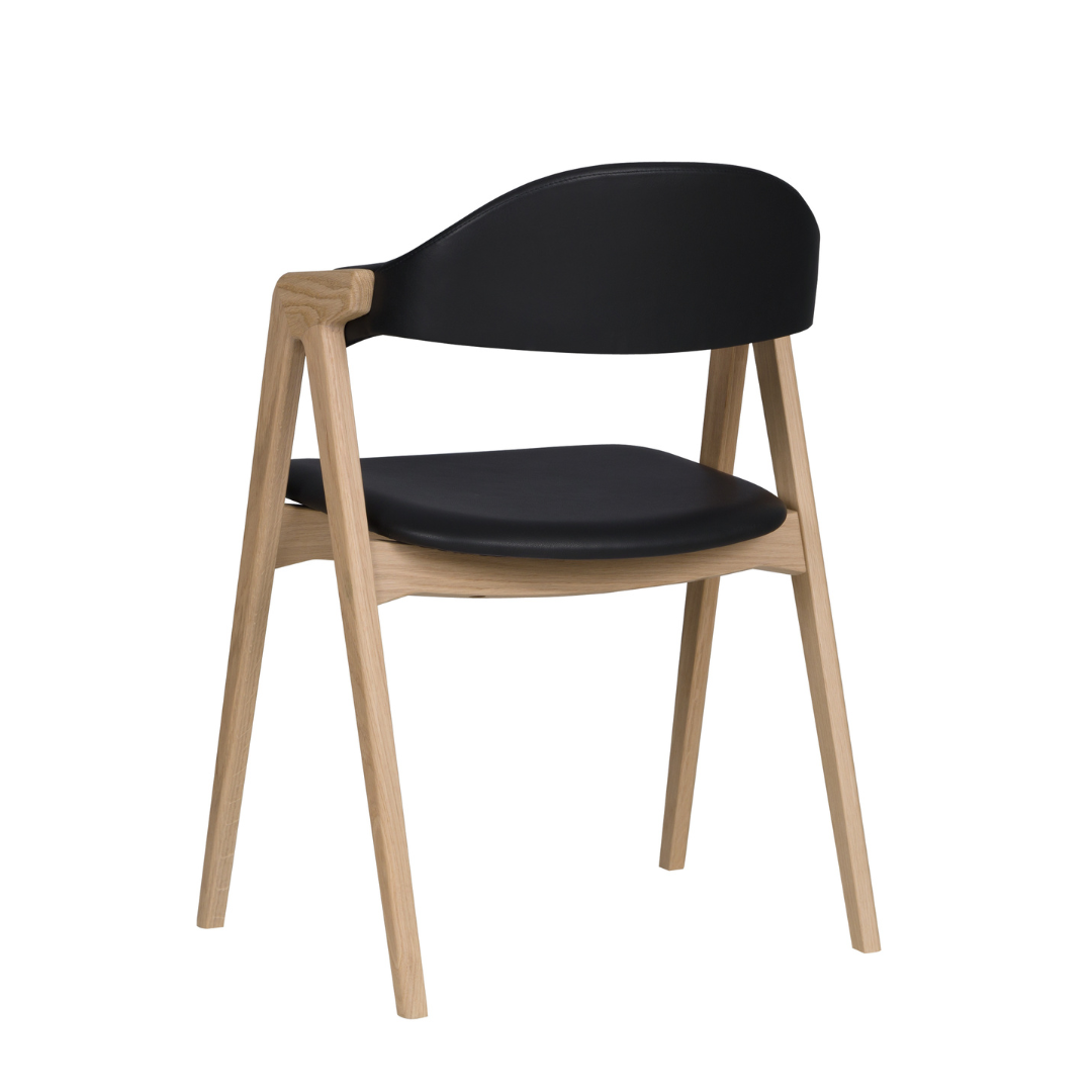 PBJ Designhouse Titan spisebordsstol med hvidpigmenteret lakeret eg og sort læder.