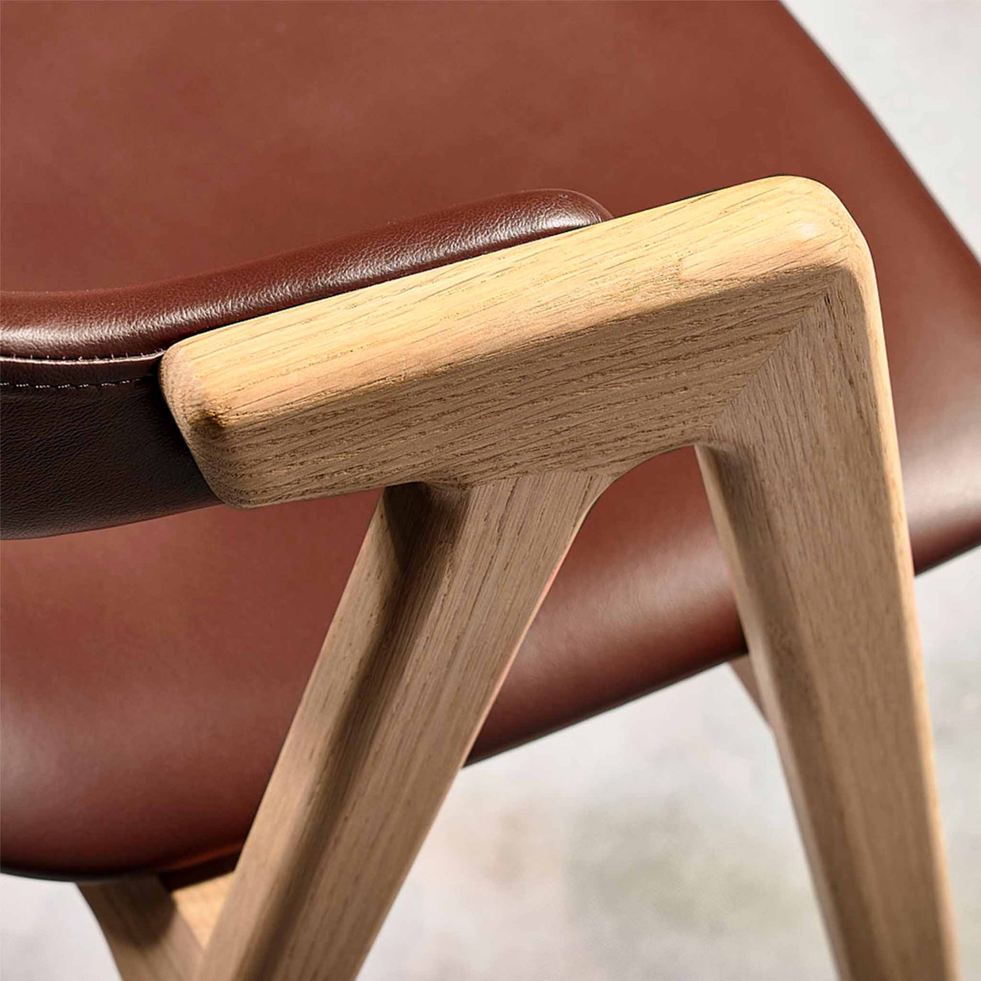 PBJ Designhouse Titan spisebordsstol i hvidpigmenteret lakeret eg med brunt læder.