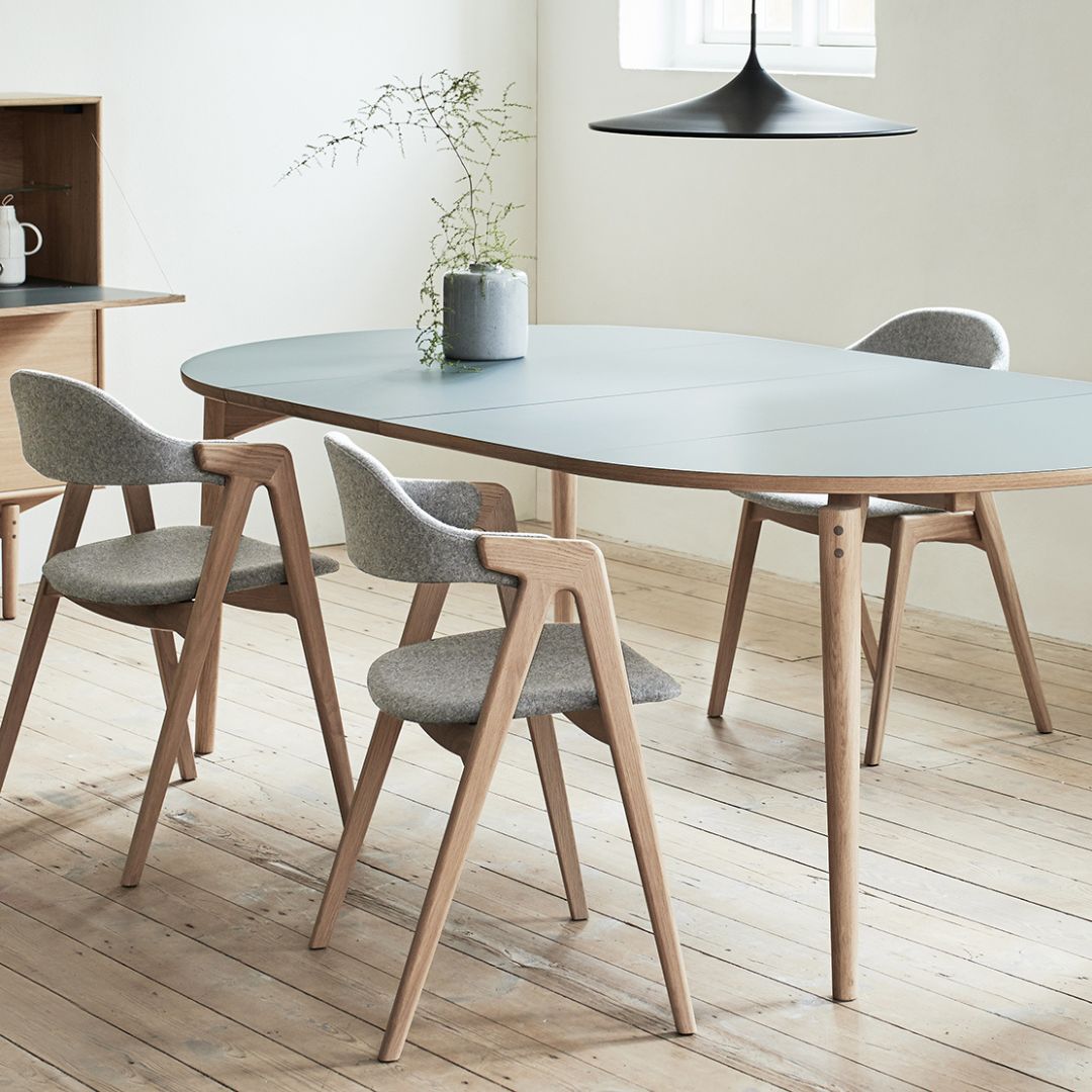 PBJ Designhouse Titan Spisebordsstol i hvidpigmenteret lakeret eg med lysegråt Devide stof.
