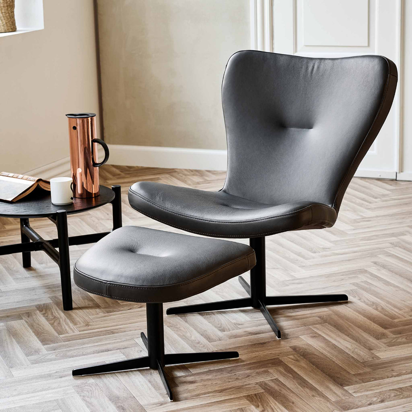 Tulip lænestol med skammel fra Top-Line i sort Viborg læder.