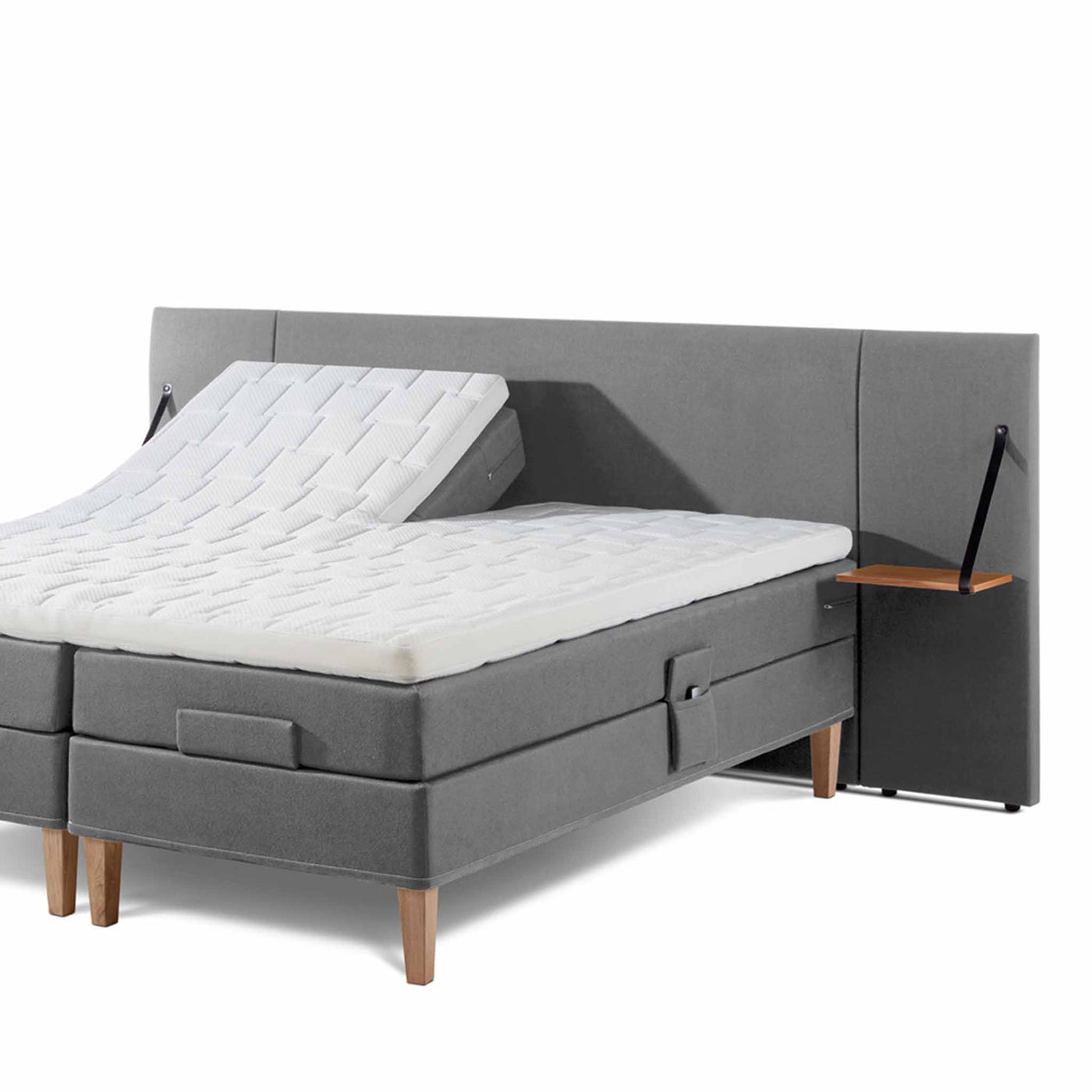 Wing sengegavl inkl. sengeborde fra Opus til 160 cm seng betrukket med stof i stilren grå farve.