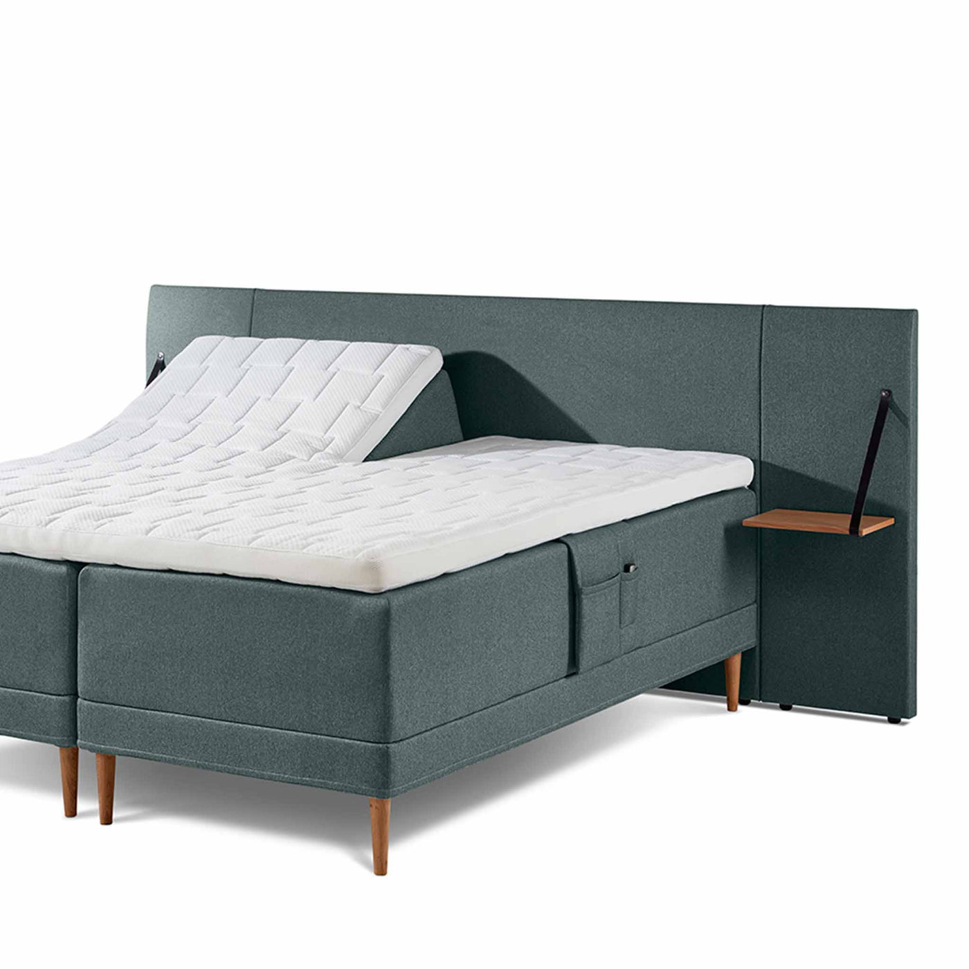 Wing sengegavl inkl. sengeborde fra Opus til 140 cm seng betrukket med stof i skøn grøn farve.
