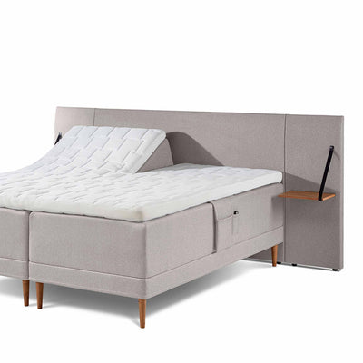 Wing sengegavl inkl. sengeborde fra Opus til 140 cm seng betrukket med stof i elegant sandfarve.