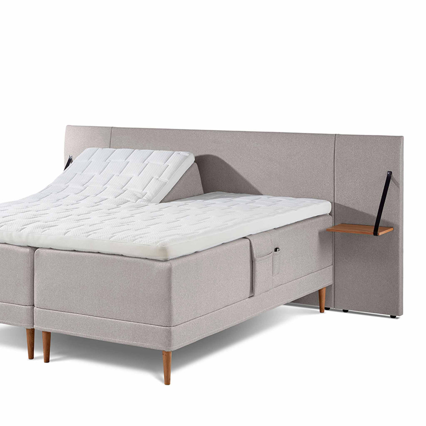 Wing sengegavl inkl. sengeborde fra Opus til 160 cm seng betrukket med stof i elegant sandfarve.